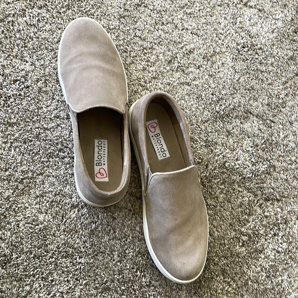 Blondo waterproof sneaker. Size 9